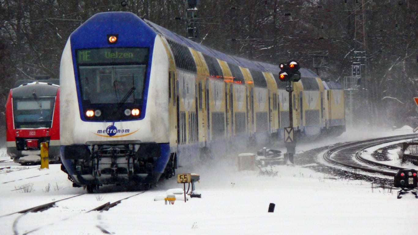 Ein Metronom-Zug fährt durch die Winterlandschaft (Archivbild): Der Ersatzfahrplan wird aufrechterhalten.
