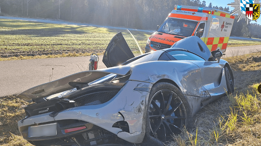 Endstation Straßengraben: Auf der B14 im Kreis Ansbach verunfallte ein McLaren.