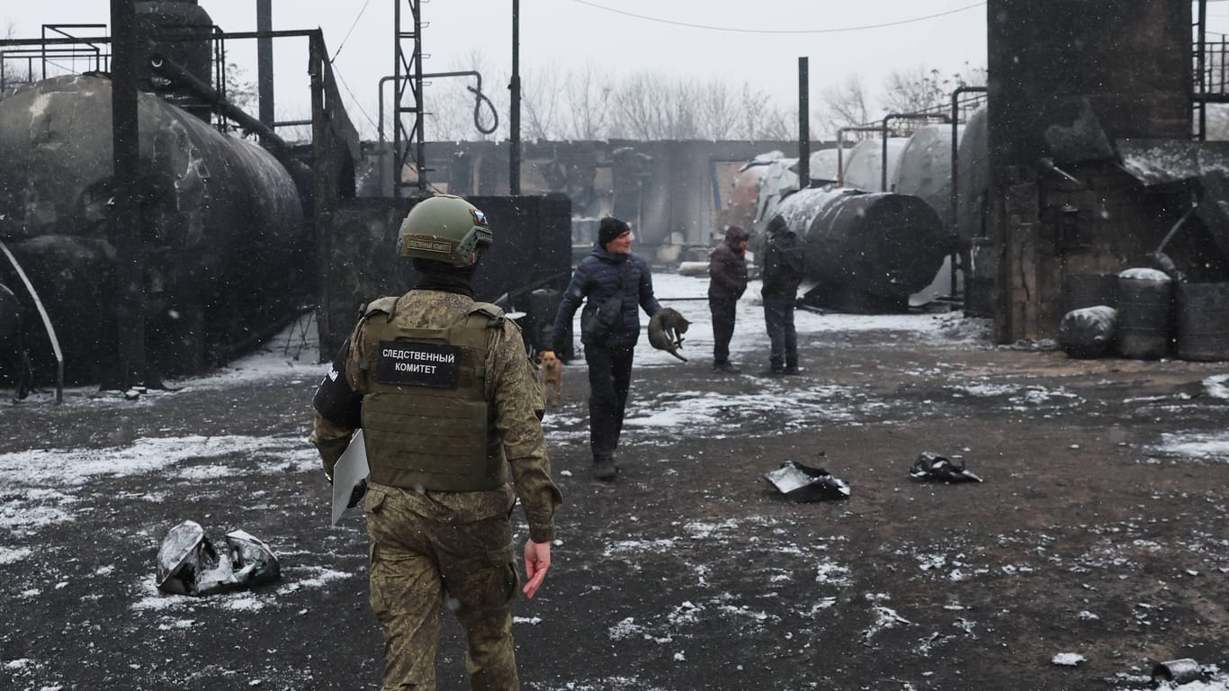 Die Folgen eines Angriffs in der ukrainischen Region Donezk: Kriege sind aktuell die größten Sorgen von Jugendlichen.