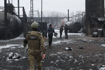 Die Folgen eines Angriffs in der ukrainischen Region Donezk: Kriege sind aktuell die größten Sorgen von Jugendlichen.
