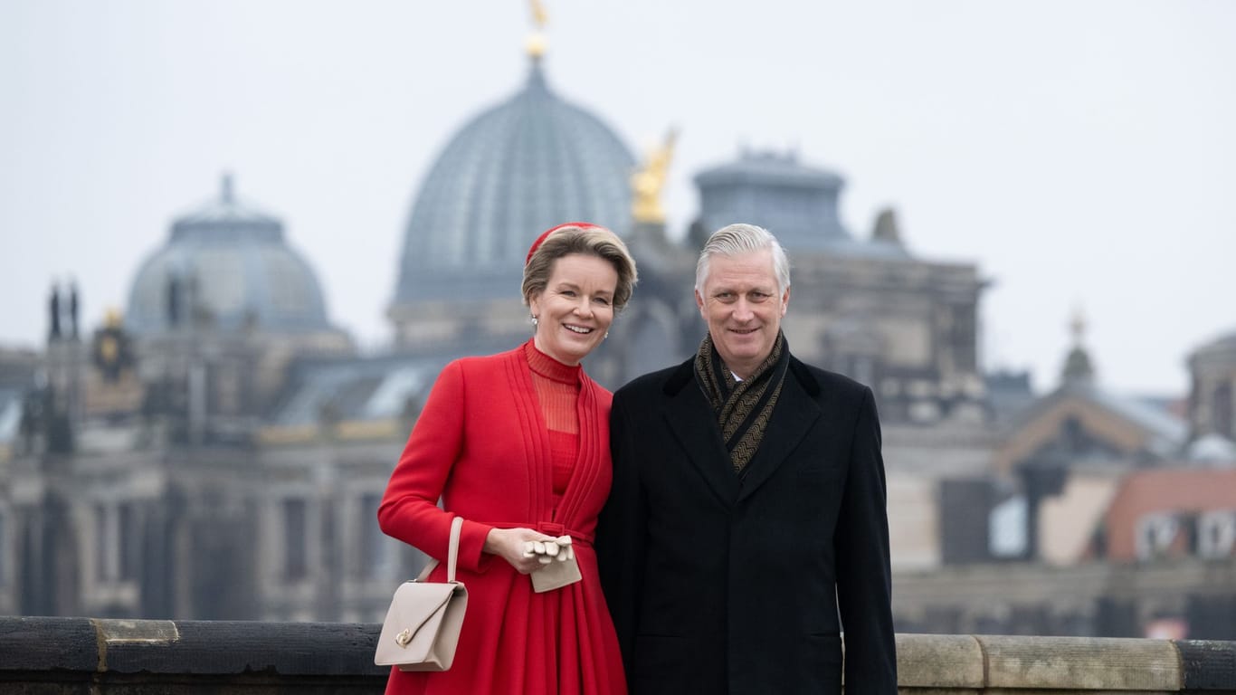 Königin Mathilde und König Philippe von Belgien stehen auf der Augustusbrücke vor der Kuppel der Kunstakedemie.