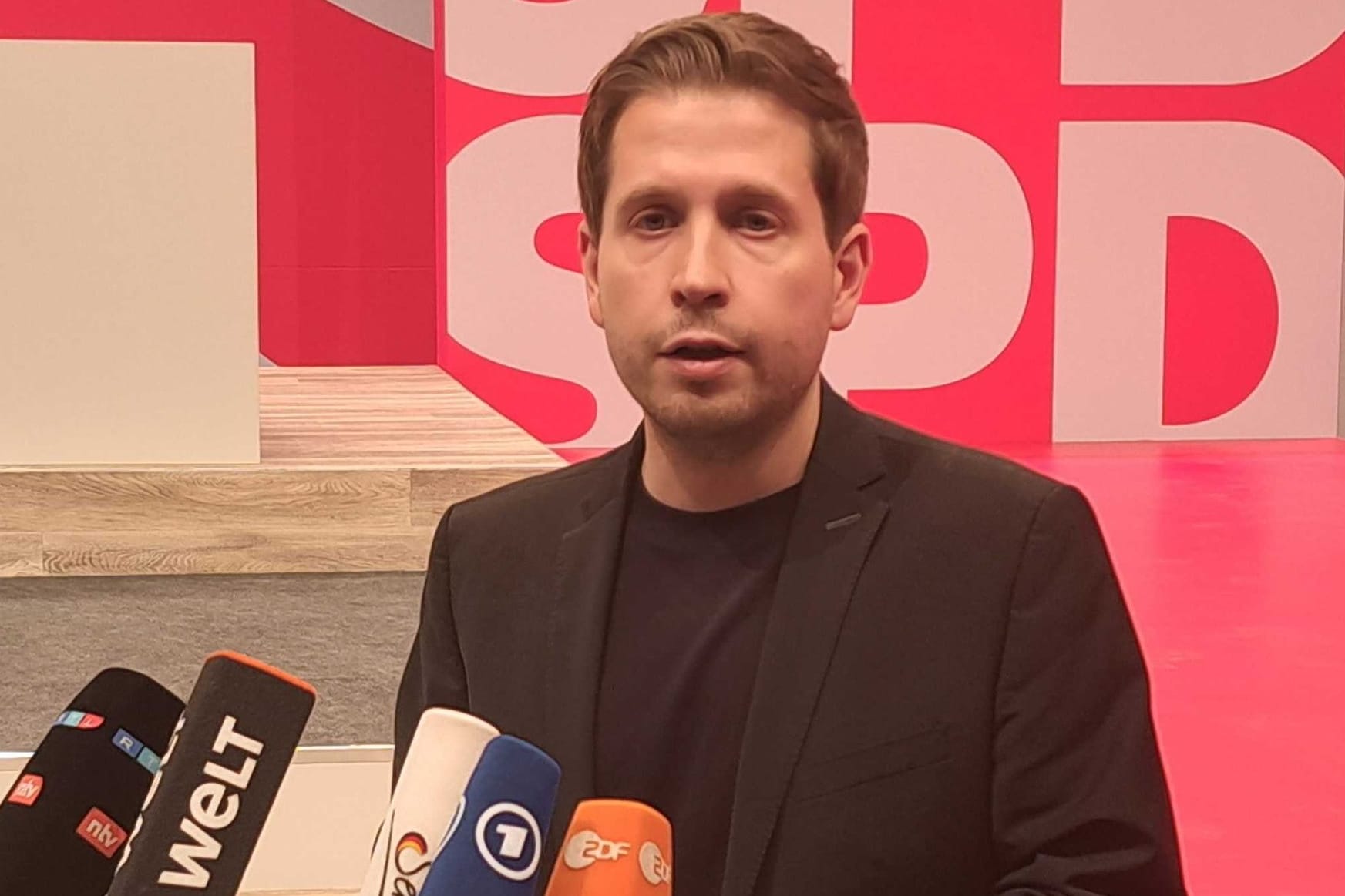 Kühnert beim Hallenrundgang: "Die SPD will und wird diese Orientierung geben."