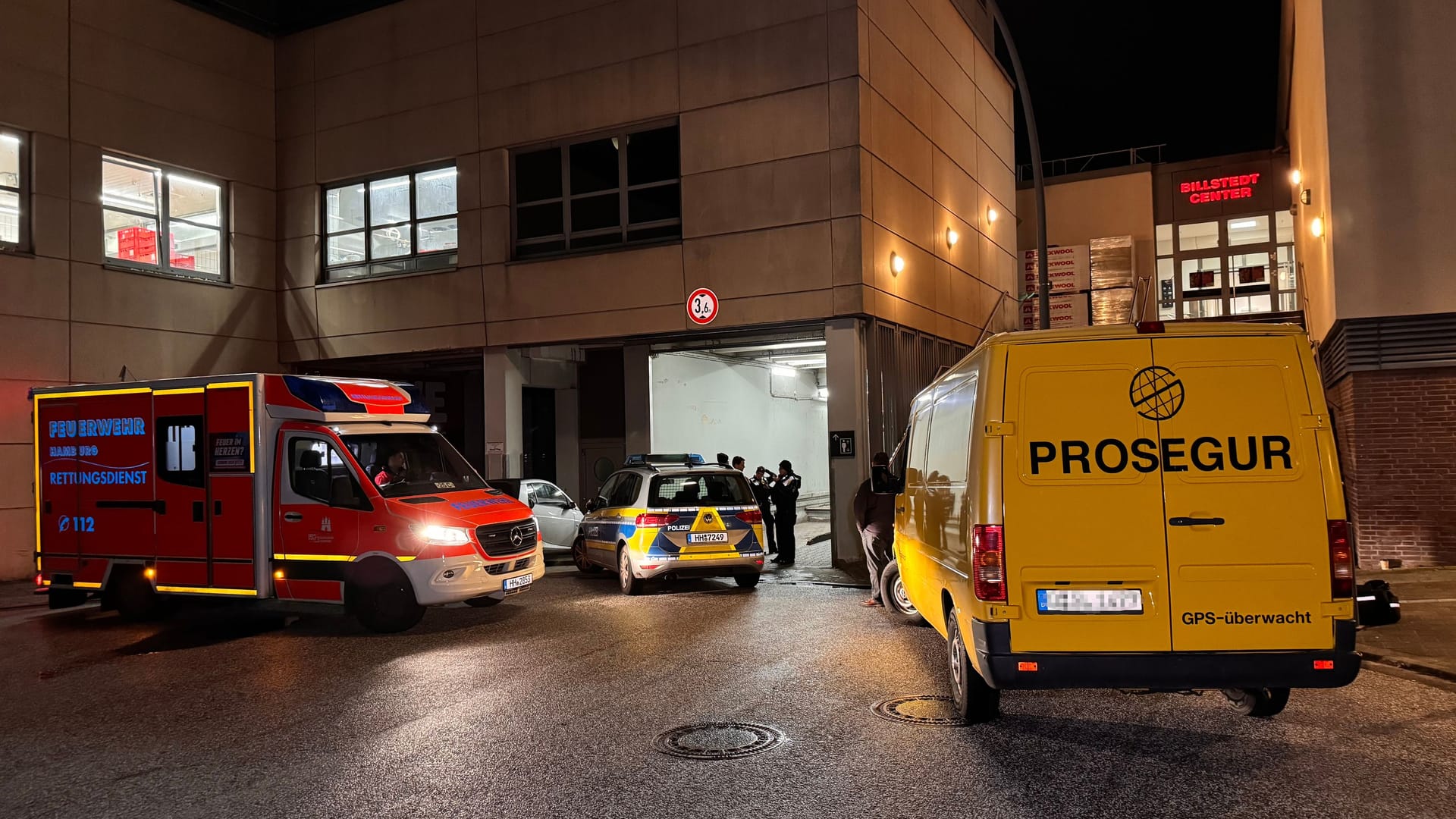 Am Hintereingang des Billstedt Centers wurde am Freitagabend ein Geldtransporter überfallen. Am Hintereingang des Billstedt Centers wurde am Freitagabend ein Geldtransporter überfallen.