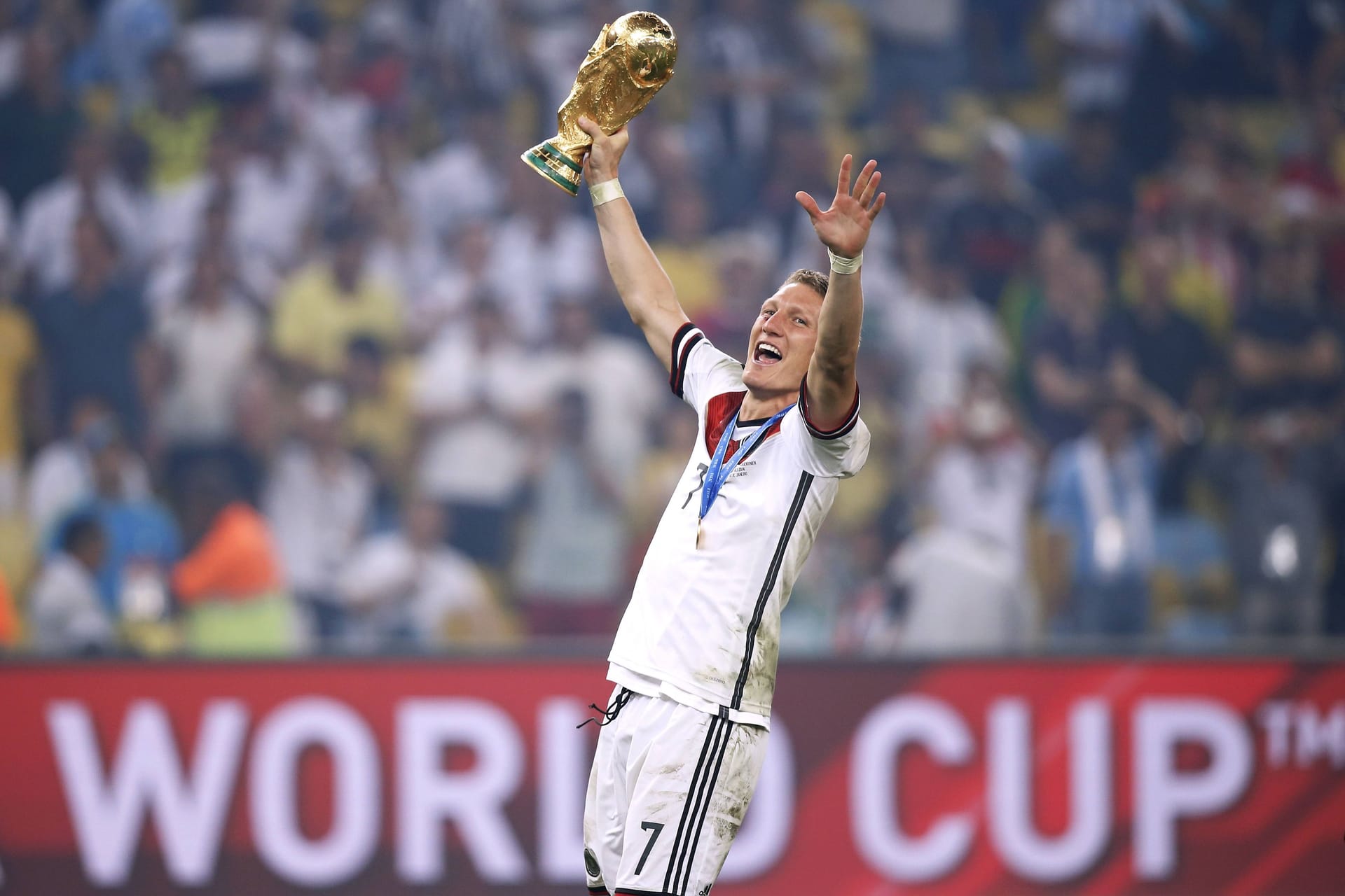Bastian Schweinsteiger mit dem WM-Pokal: Als Funktionär würde er die Trophäe gerne nochmal in den Händen halten.