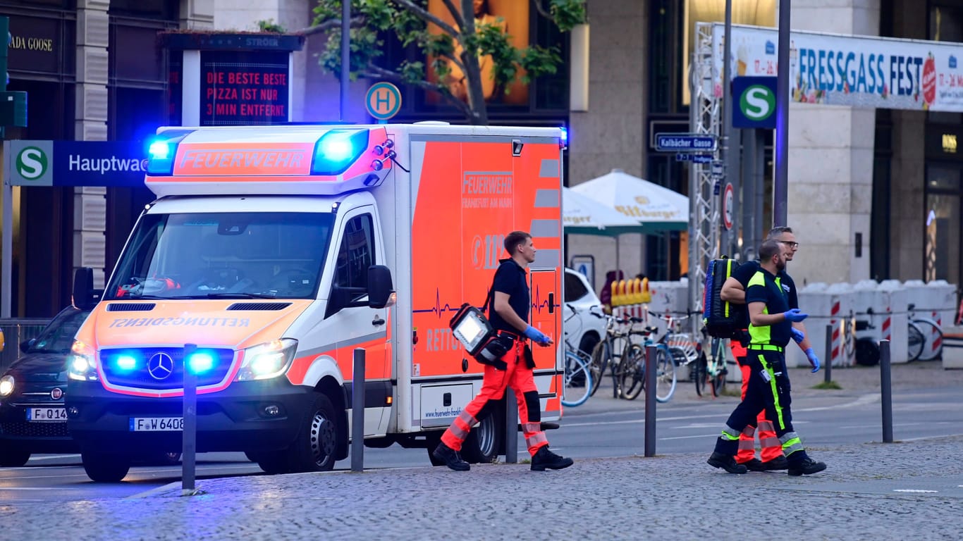 Rettungswagen und Mediziner in Hessen (Symbolfoto): In Darmstadt wurde ein Mann bei einem Unfall schwer verletzt.