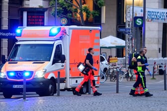 Rettungswagen und Mediziner in Hessen (Symbolfoto): In Darmstadt wurde ein Mann bei einem Unfall schwer verletzt.