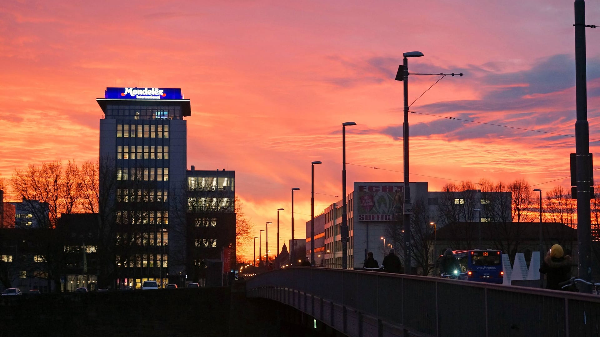 Die Bürgermeister-Smidt-Brücke bei Dämmerung: Ab sofort ist sie teilweise gesperrt.