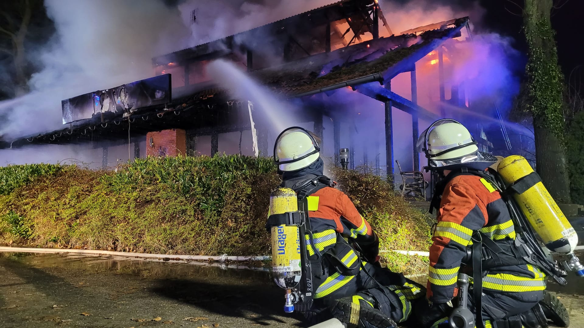 Da das Vereinsheim durch viele Zäune umgeben ist, gestalteten sich Löscharbeiten zunächst schwierig. Erst nach etwa zwei Stunden waren die Flammen gelöscht.