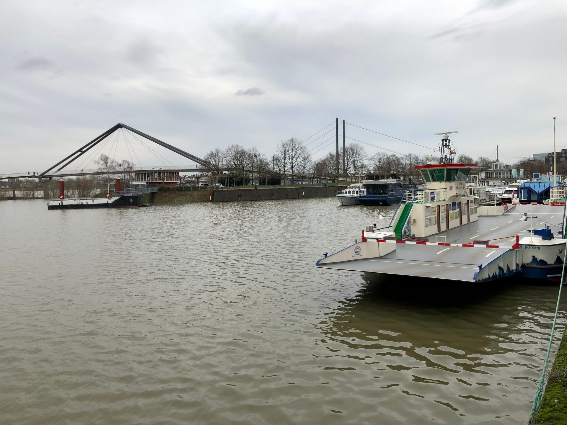 Diese Fähre liegt im Hafen, weil sie wegen des Hochwassers derzeit nicht im Einsatz ist.