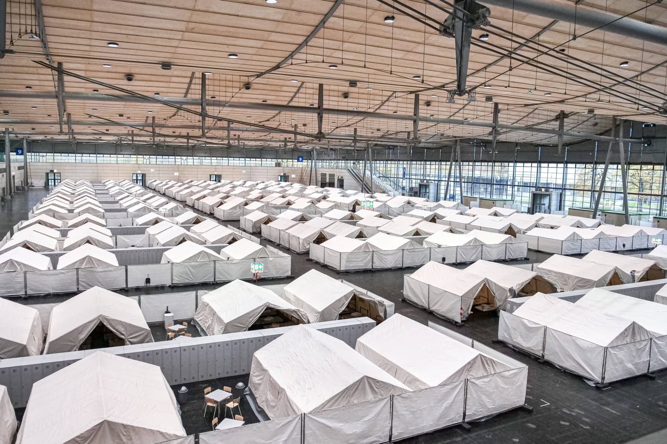 Flüchtlingsunterkunft auf dem Messegelände in Hannover (Archivbild): In Niedersachsen haben sich 2023 sehr viele Asylsuchende registriert.