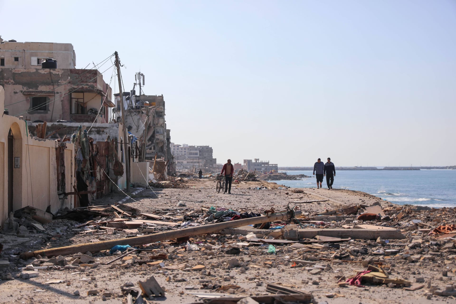 Zerstörte Häuserfront in Gaza (Archivbild): Hamas und Israel beschuldigen einander Schuld am Ende der Feuerpause zu sein.