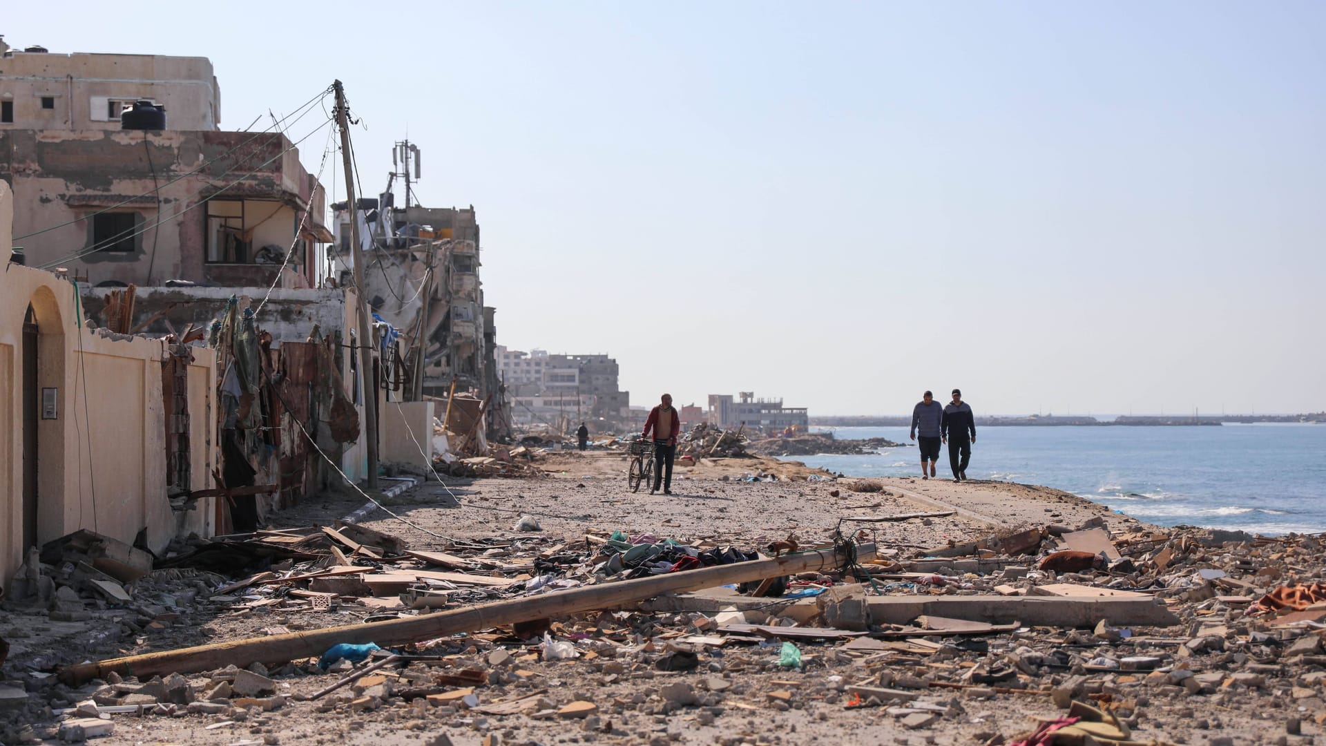 Zerstörte Häuserfront in Gaza (Archivbild): Hamas und Israel beschuldigen einander Schuld am Ende der Feuerpause zu sein.