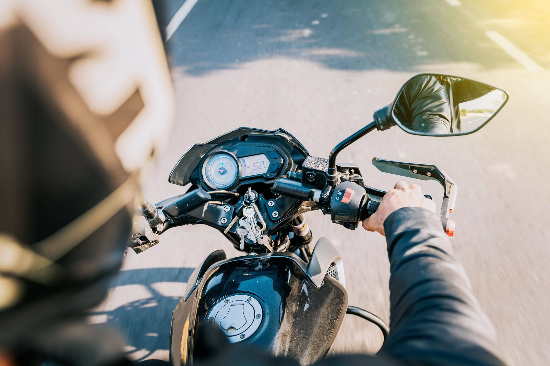 Ein Mann auf einem Motorrad (Symbolbild): Die Polizei konnte den Raser nicht stoppen.