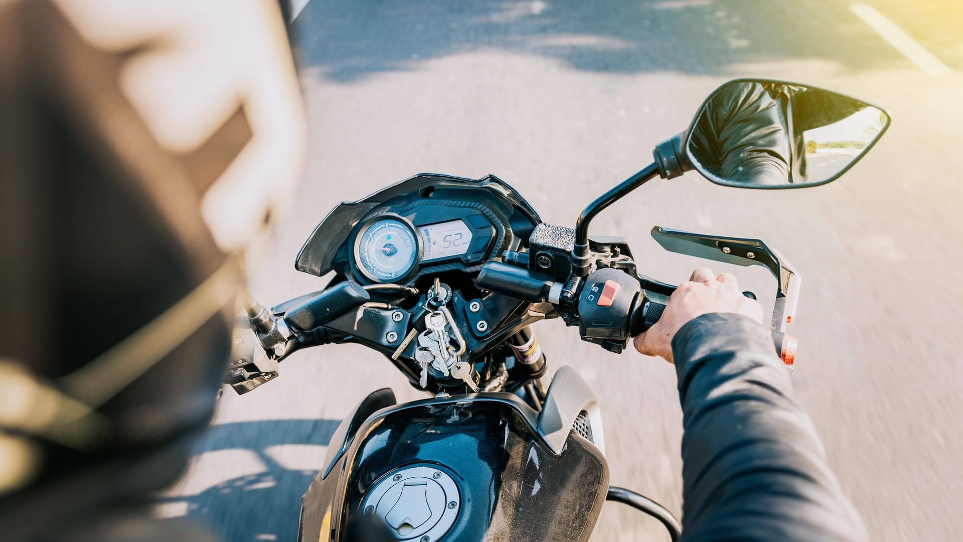 Ein Mann auf einem Motorrad (Symbolbild): Die Polizei konnte den Raser nicht stoppen.