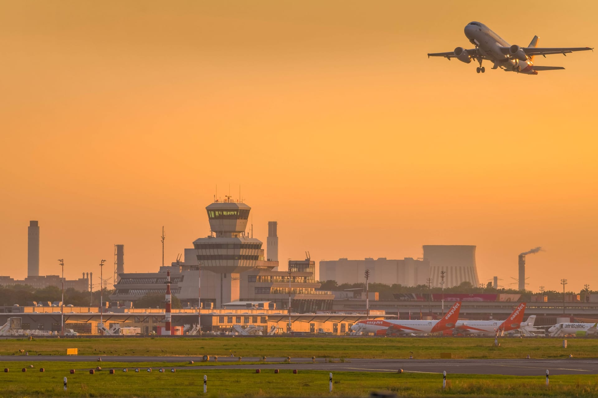 Flieger landet in Tegel (Archivfoto): Das wird für die Bundeswehr auch weiterhin möglich sein.