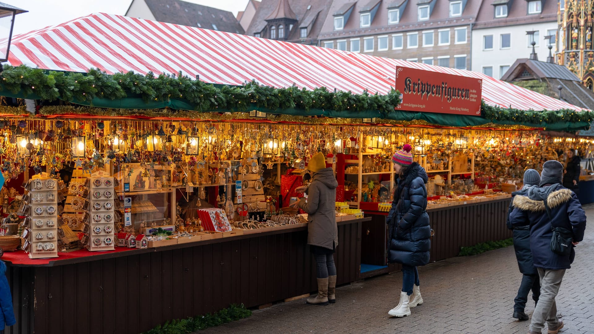 Ein Verkaufsstand für Krippenfiguren auf dem Nürnberger Christkindlesmarkt.