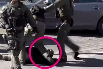 Israelische Soldaten prügeln auf palästinensischen Fotojournalisten ein