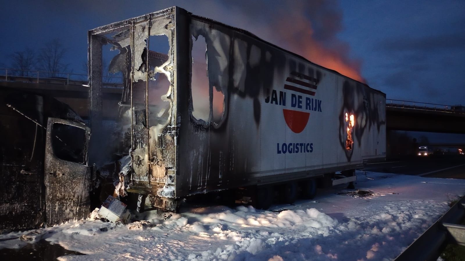 Die A61 bei Meckenheim: Ein Lkw hat am Nachmittag Feuer gefangen.