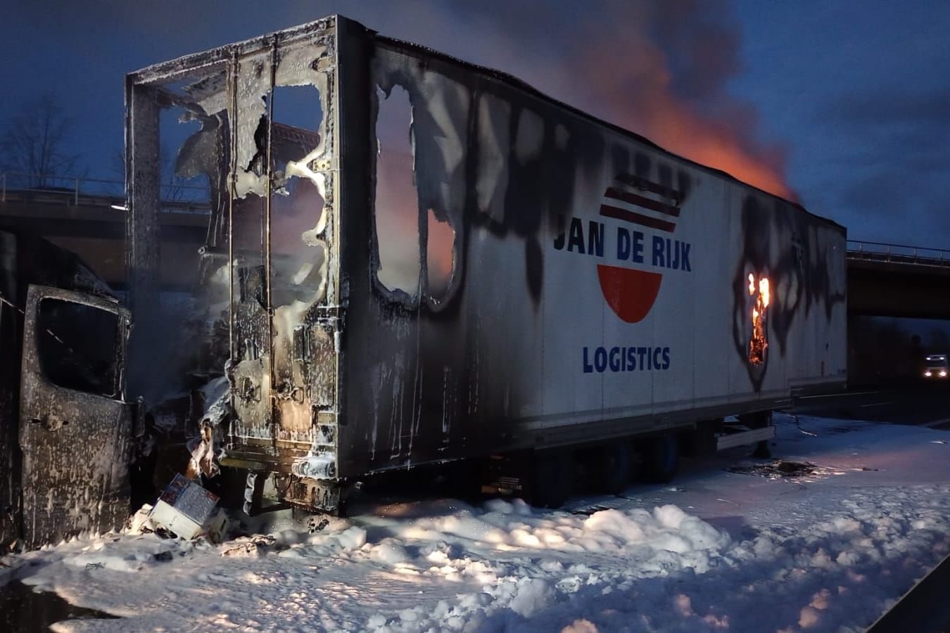 Die A61 bei Meckenheim: Ein Lkw hat am Nachmittag Feuer gefangen.