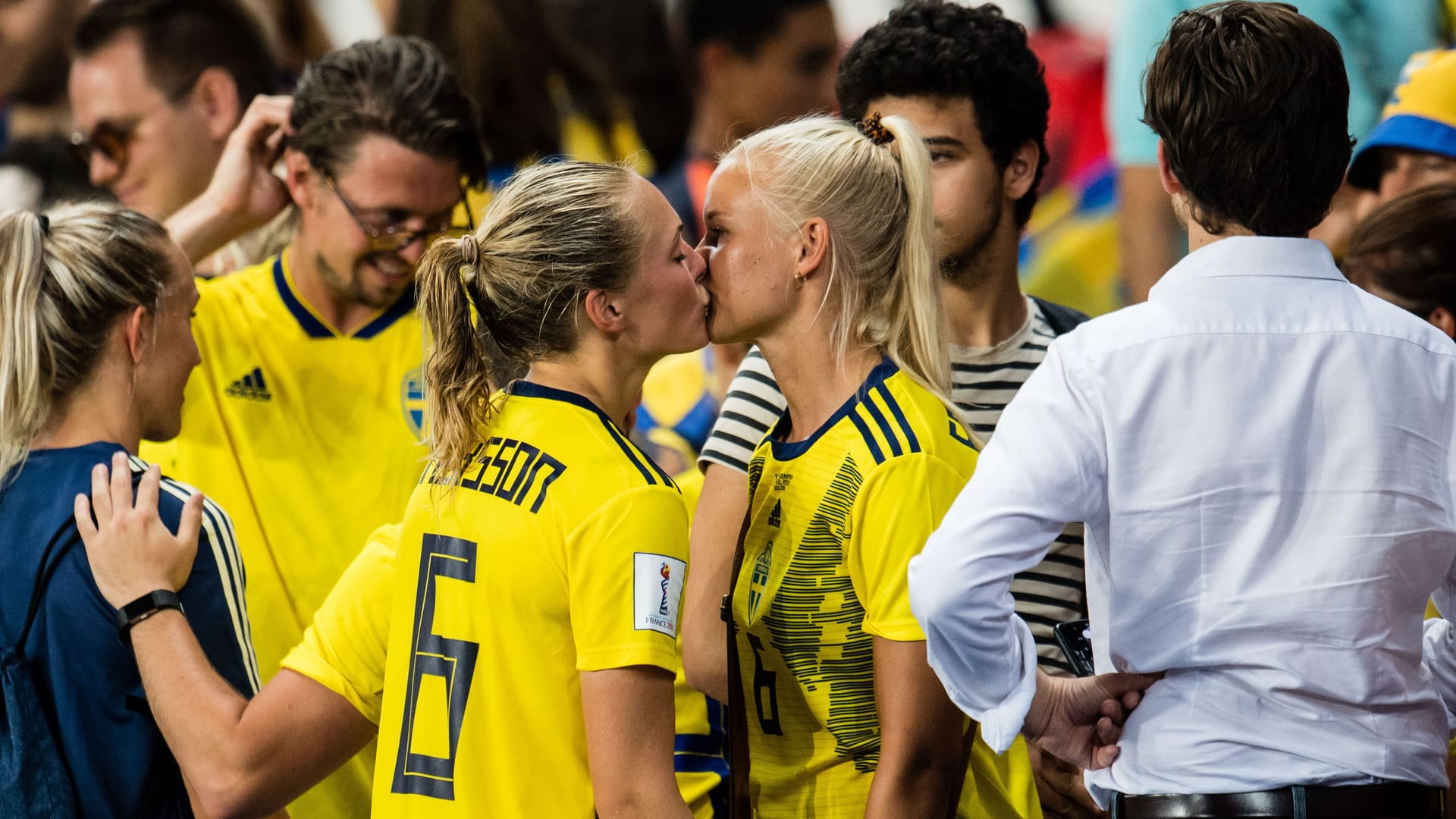 Kuss für die Ewigkeit: Magdalena Eriksson (l.) und Pernille Harder.