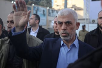 Hamas-Chef im Gazastreifen, Jahja Sinwar (Archivbild): Laut Netanjahu umstellt die israelische Armee sein Haus im Gazastreifen.