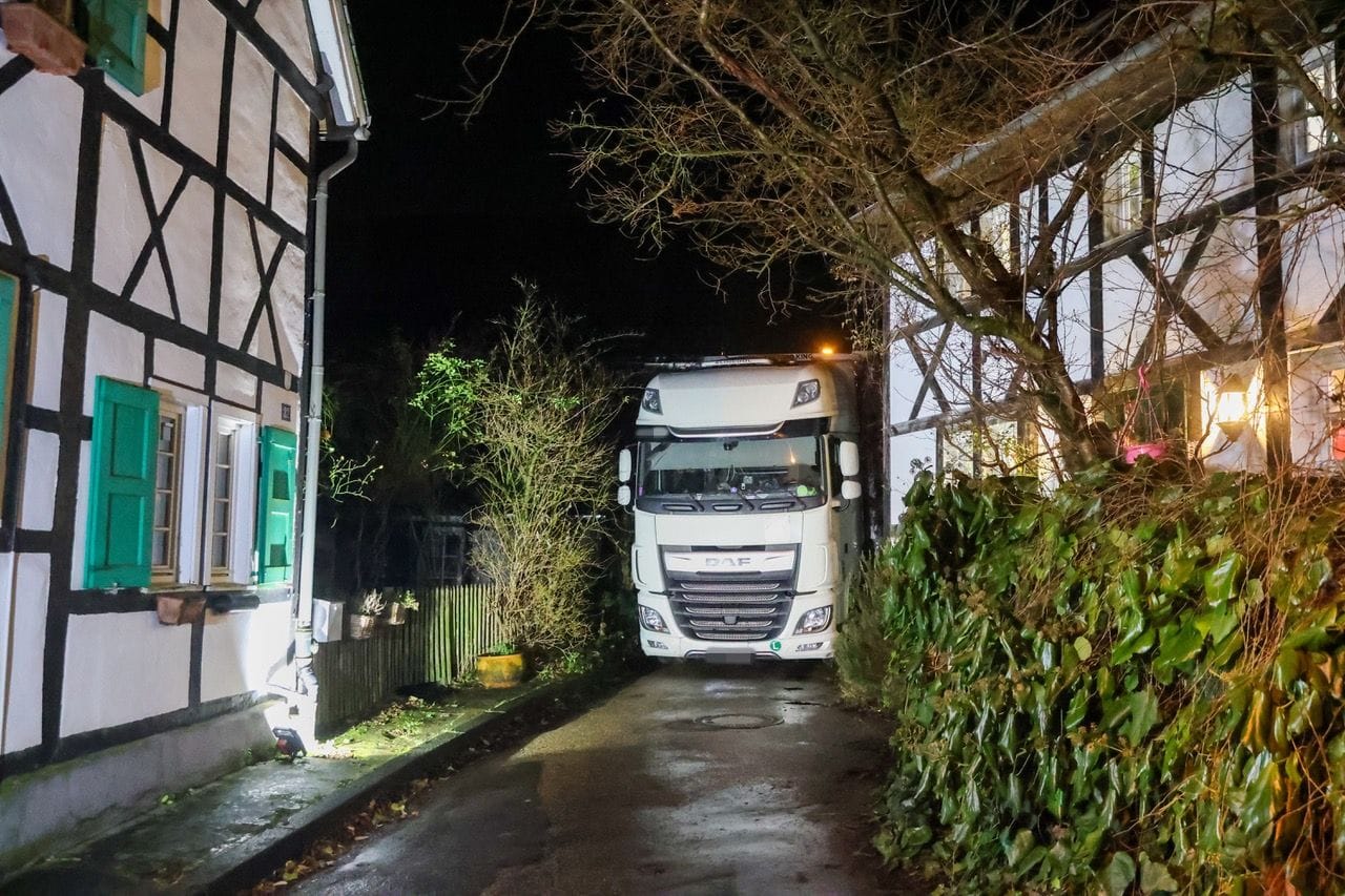 Der LKW steckte zwischen Häusern fest und beschädigt diese erheblich.