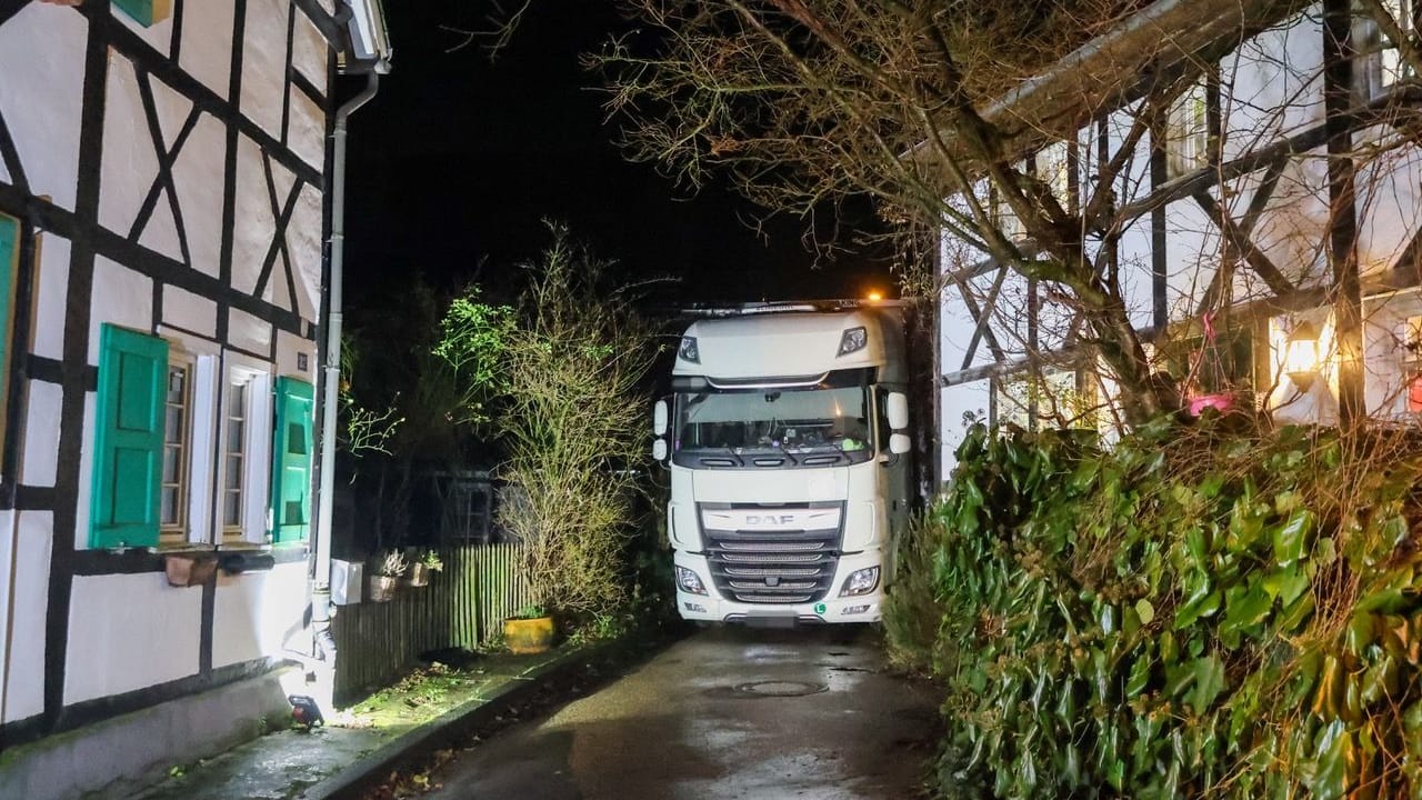 Der LKW steckte zwischen Häusern fest und beschädigt diese erheblich.