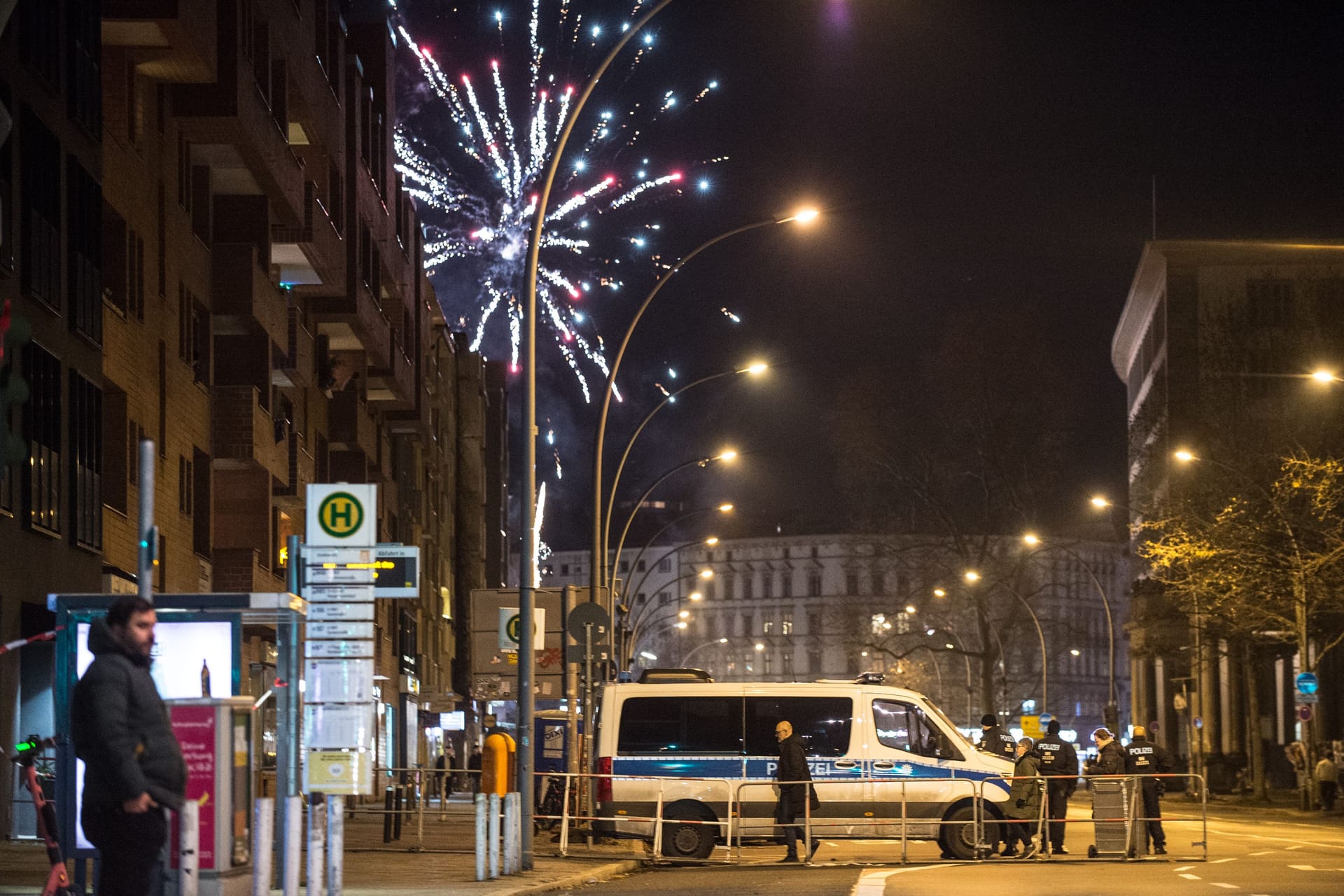 Am 31. Dezember 2022 werden in der Umgebung der Böllerverboszone Steinmetzkietz in Berlin Feuerwerke gezündet