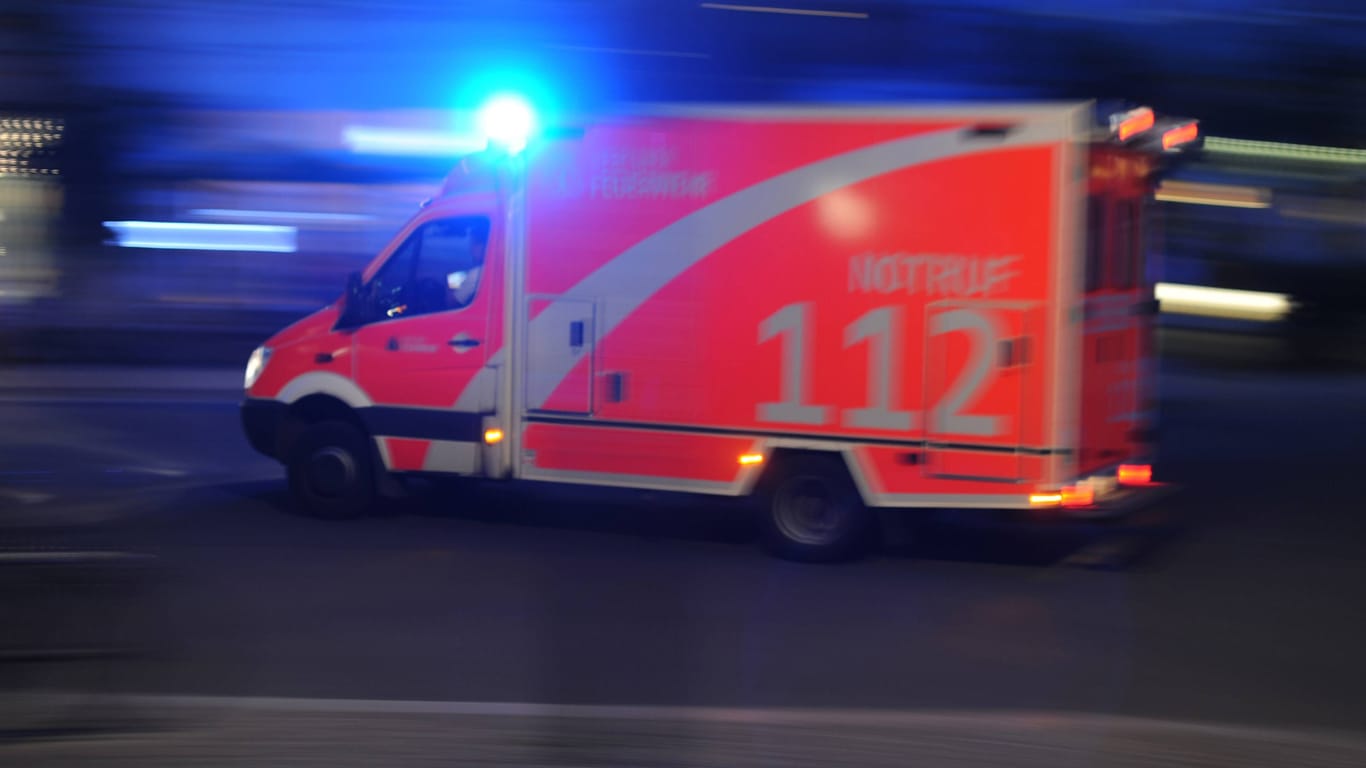 Ein Rettungswagen auf Einsatzfahrt (Symbolbild): Eine Insassin im Porsche konnte gerettet werden.