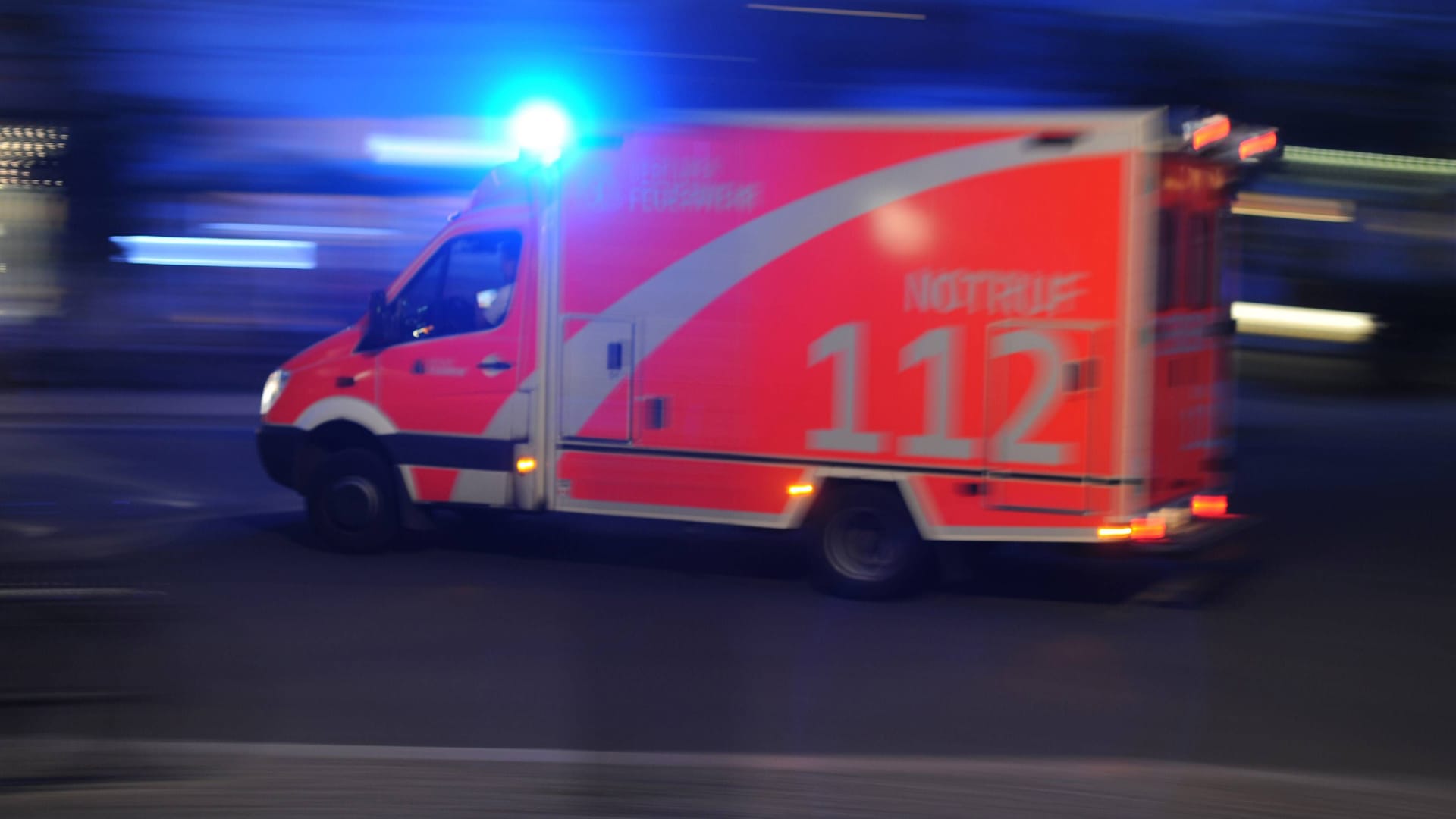 Ein Rettungswagen auf Einsatzfahrt (Symbolbild): Eine Insassin im Porsche konnte gerettet werden. Ein Rettungswagen auf Einsatzfahrt (Symbolbild): Eine Insassin im Porsche konnte gerettet werden.