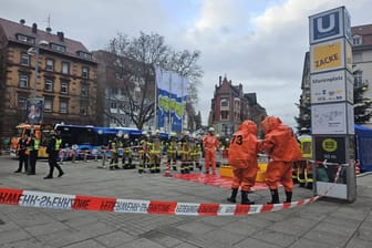 Großeinsatz in Stuttgart-Süd: Die Feuerwehr beseitigt eine ätzende Flüssigkeit.