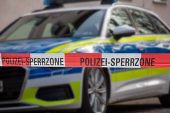 Polizeiabsperrung mit Polizeiauto im Hintergrund (Symbolbild): Die Zahl der Gewaltdelikte in Hamburg steigt.