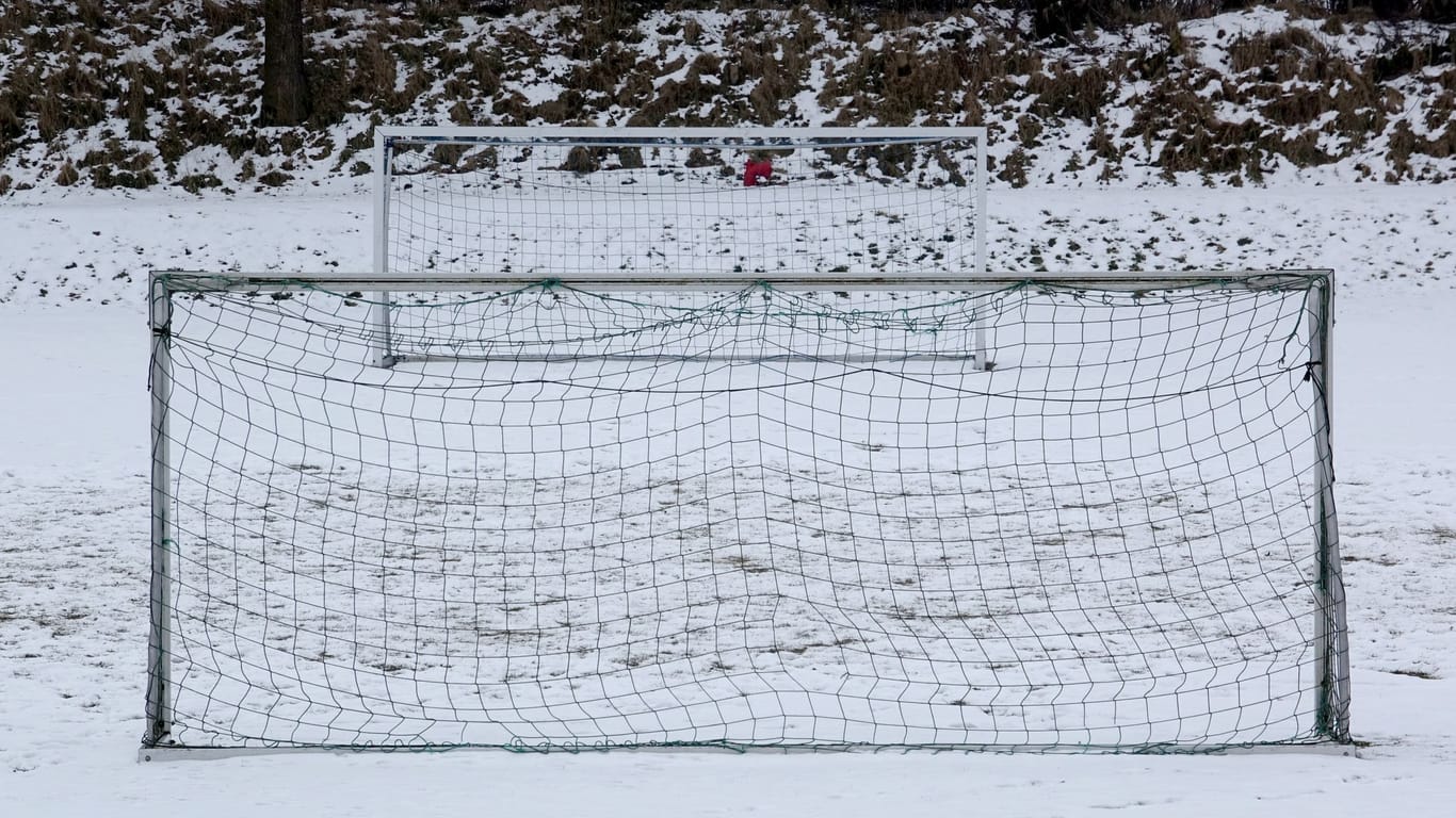 Fußballtore stehen auf einem schneebedeckten Fußballplatz (Symbolbild): Auf Landesebene finden an diesem Wochenende in Hamburg keine Fußballspiele statt.