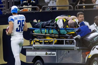 Schwere Verletzung: Der Schiedsrichter musste beim NFL-Spiel abtransportiert werden.