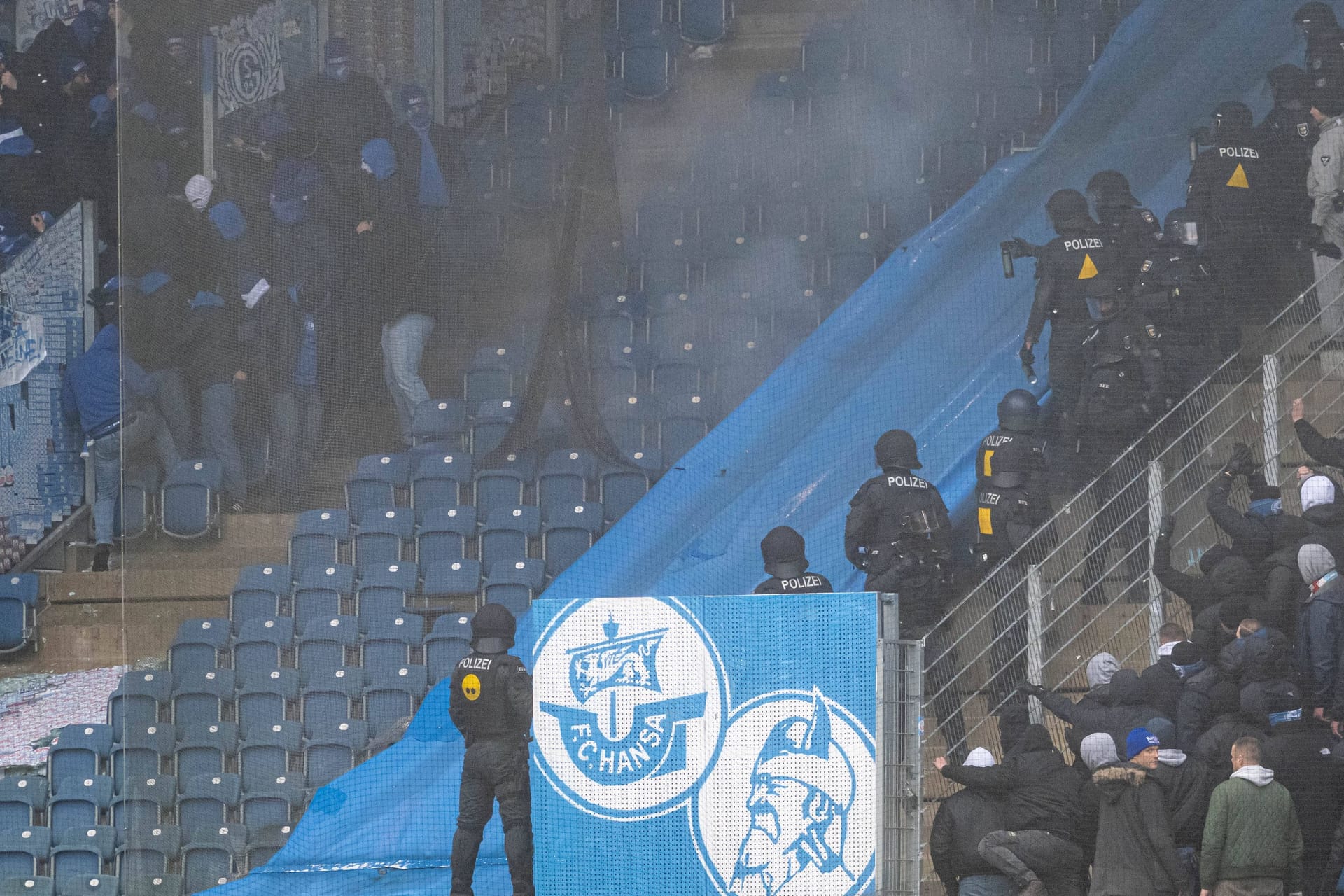 Einsatz auf der Tribüne: Polizei im Spiel zwischen Hansa Rostock und Schalke 04.