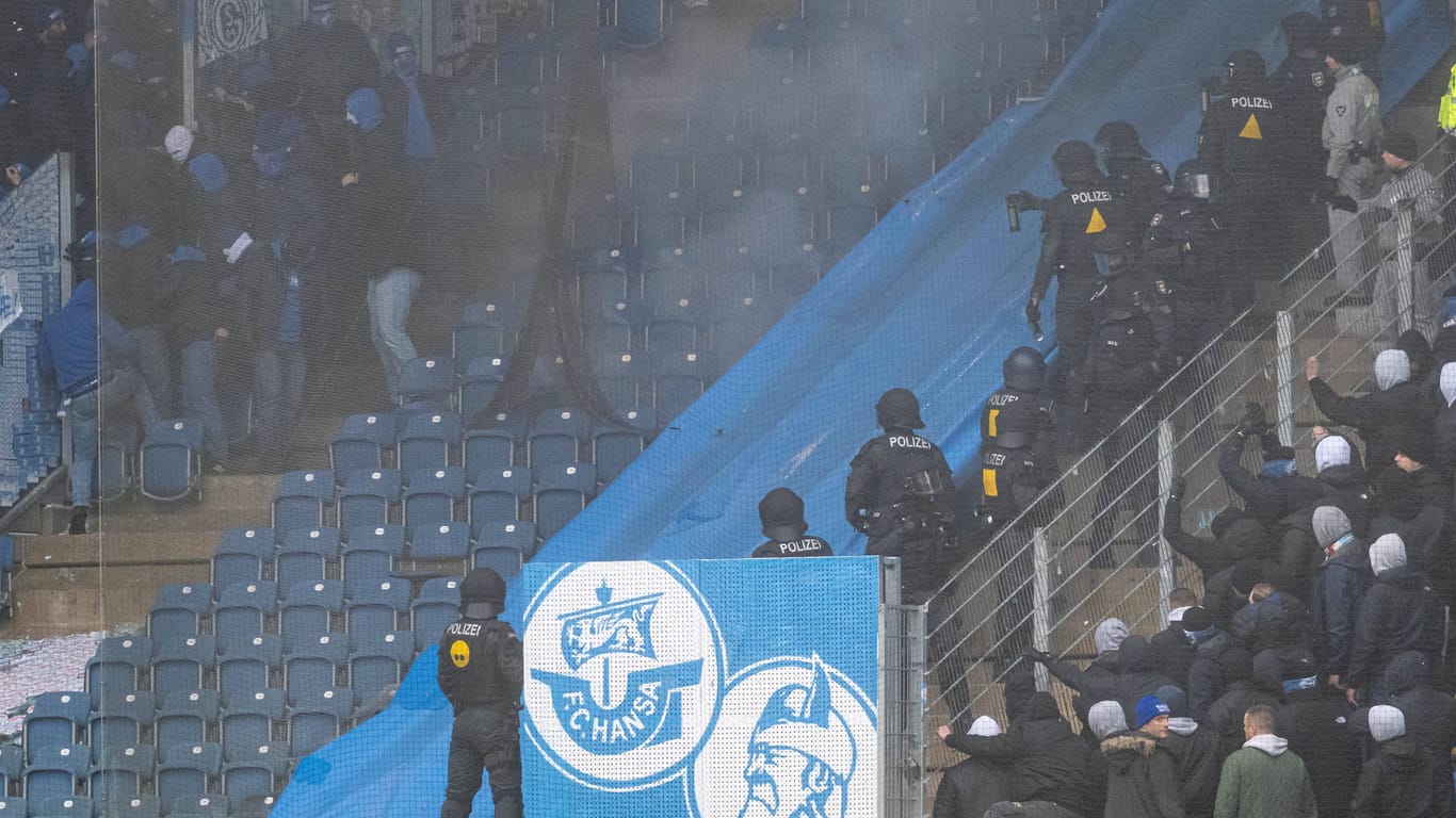 Einsatz auf der Tribüne: Polizei im Spiel zwischen Hansa Rostock und Schalke 04.