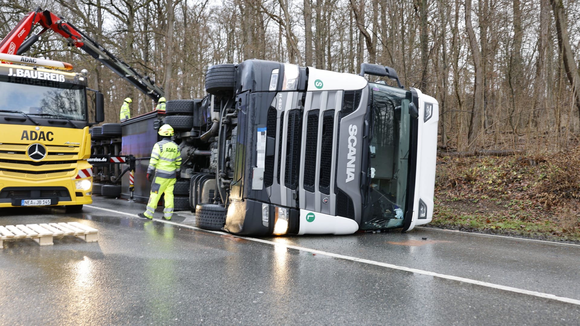 Dieser Lastwagen ist bei Herzogenaurach umgekippt: Vor der Bergung musste der Abschleppdienst die Ladung mit der Hand umladen. Dieser Lastwagen ist bei Herzogenaurach umgekippt: Vor der Bergung musste der Abschleppdienst die Ladung mit der Hand umladen.