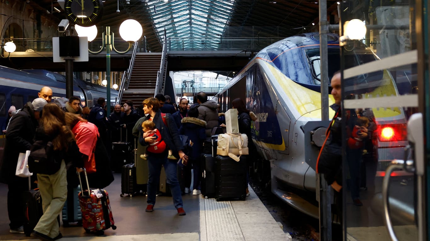 Menschen sammeln sich auf einem Terminal von Eurostar: Der Zugverkehr im Eurotunnel liegt lahm.