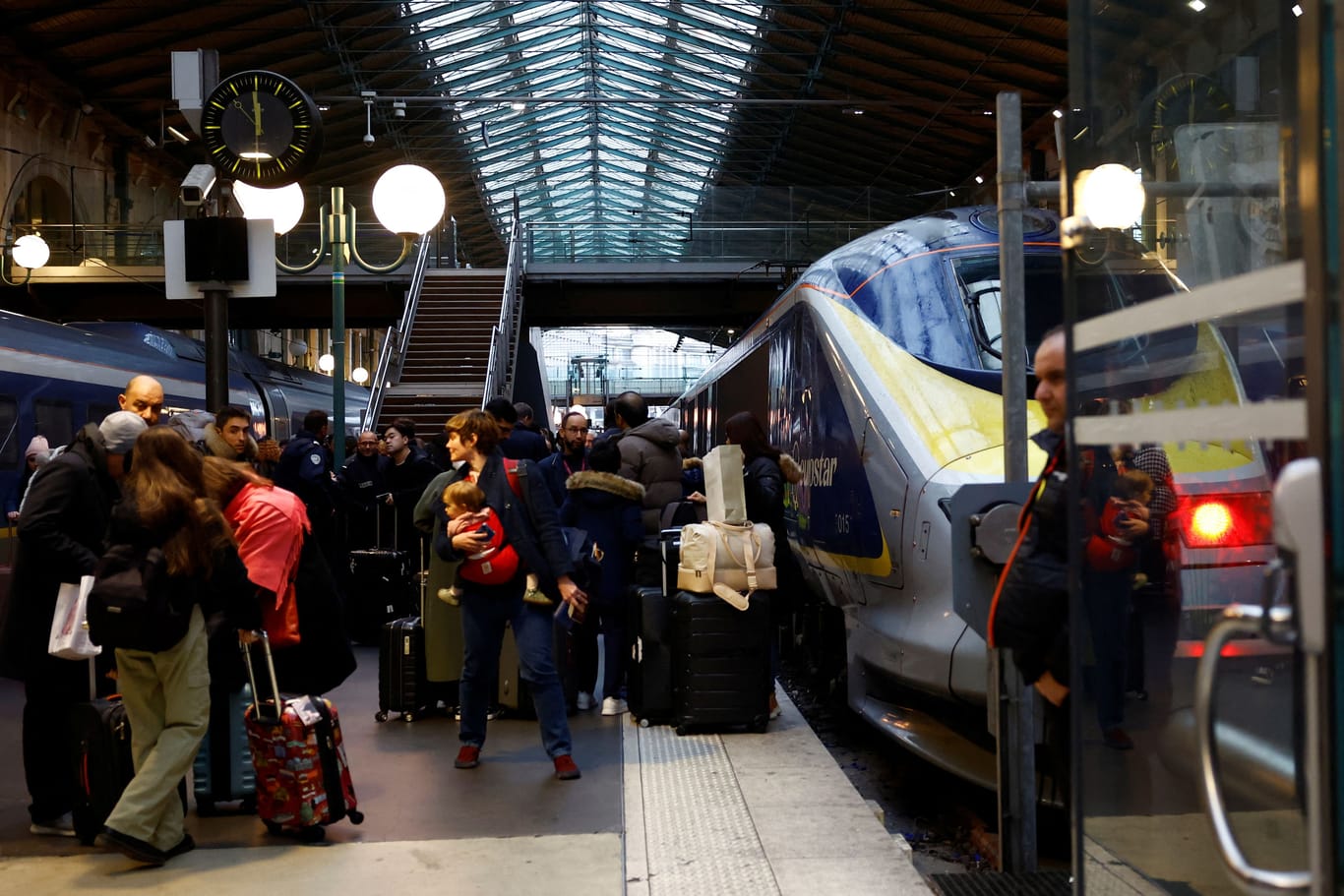 Menschen sammeln sich auf einem Terminal von Eurostar: Der Zugverkehr im Eurotunnel liegt lahm.