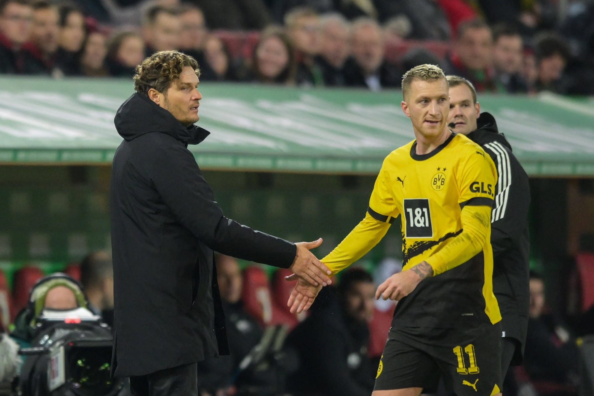 Edin Terzić (l.) mit Marco Reus: Beim BVB läuft es aktuell nicht rund.