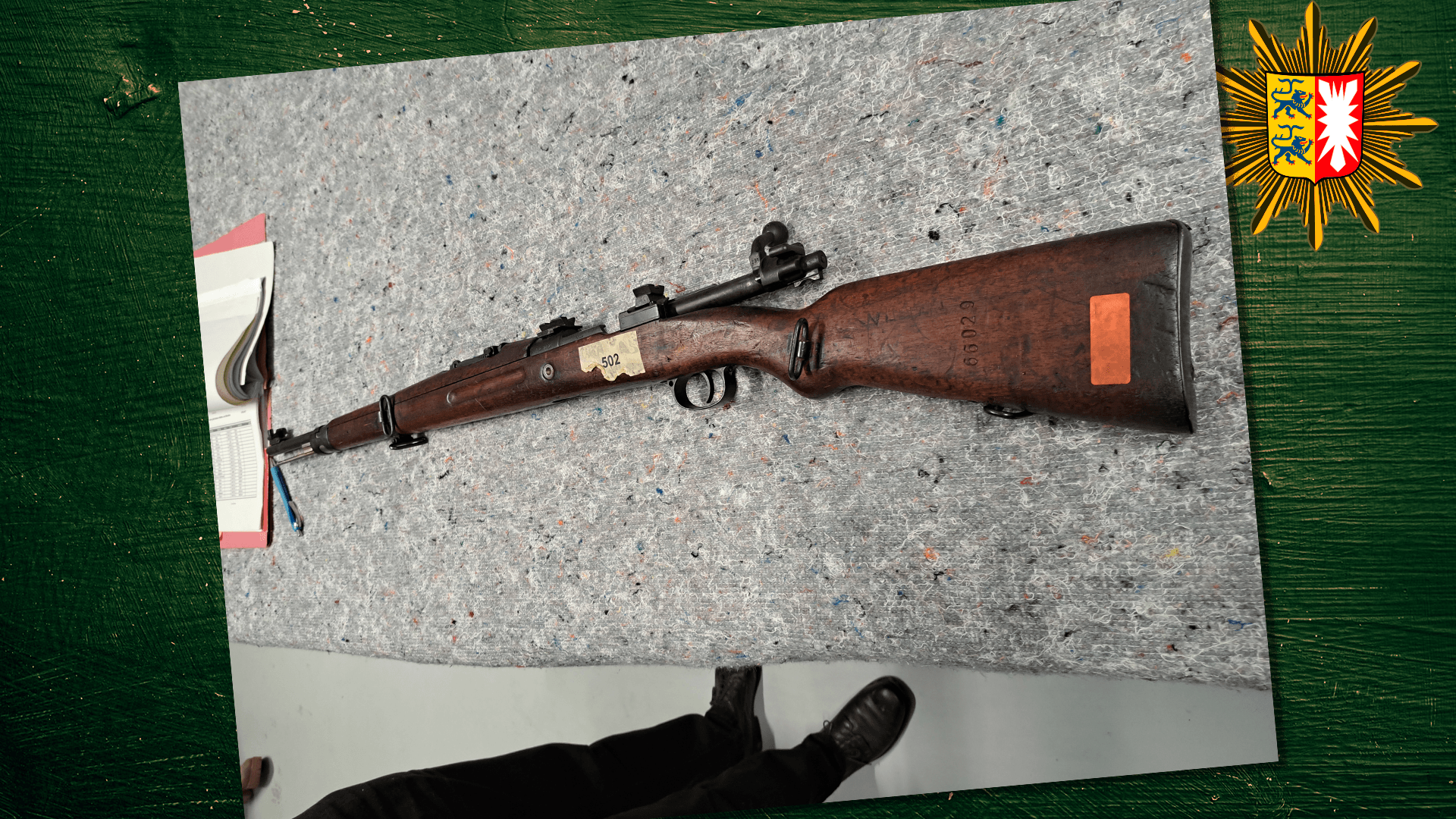 Eine VZ 24 (Gewehr) auf einem Tisch mit dem Aufkleber 502