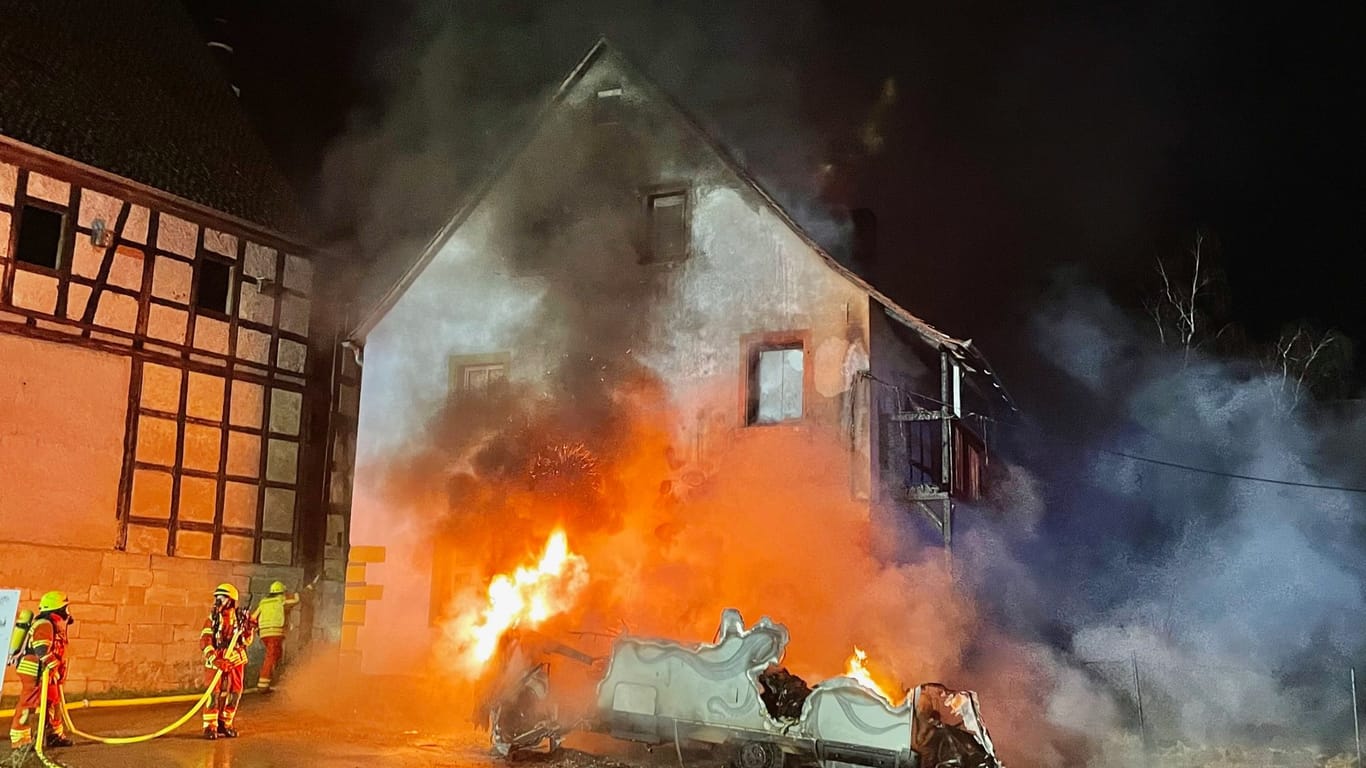 Zunächst brannte es in einem Wohnmobil, dann griffen die Flammen auf ein Wohnhaus über.