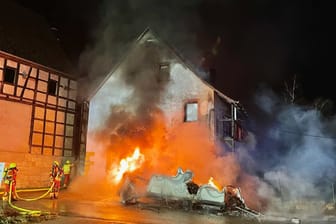 Zunächst brannte es in einem Wohnmobil, dann griffen die Flammen auf ein Wohnhaus über.