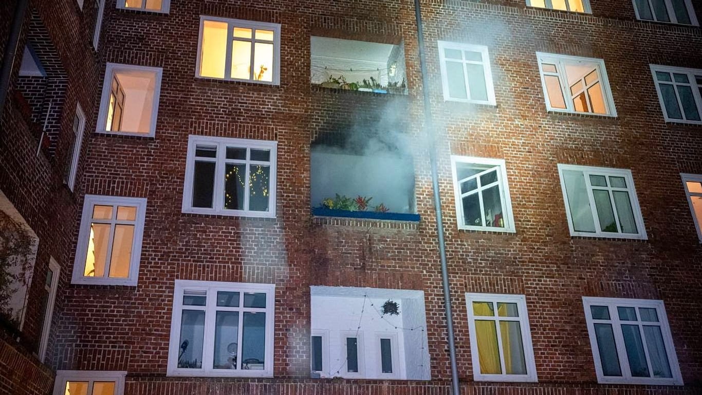 Brandwohnung in der Schlankreye: Das Feuer hat auch Teile der Wohnung beschädigt.