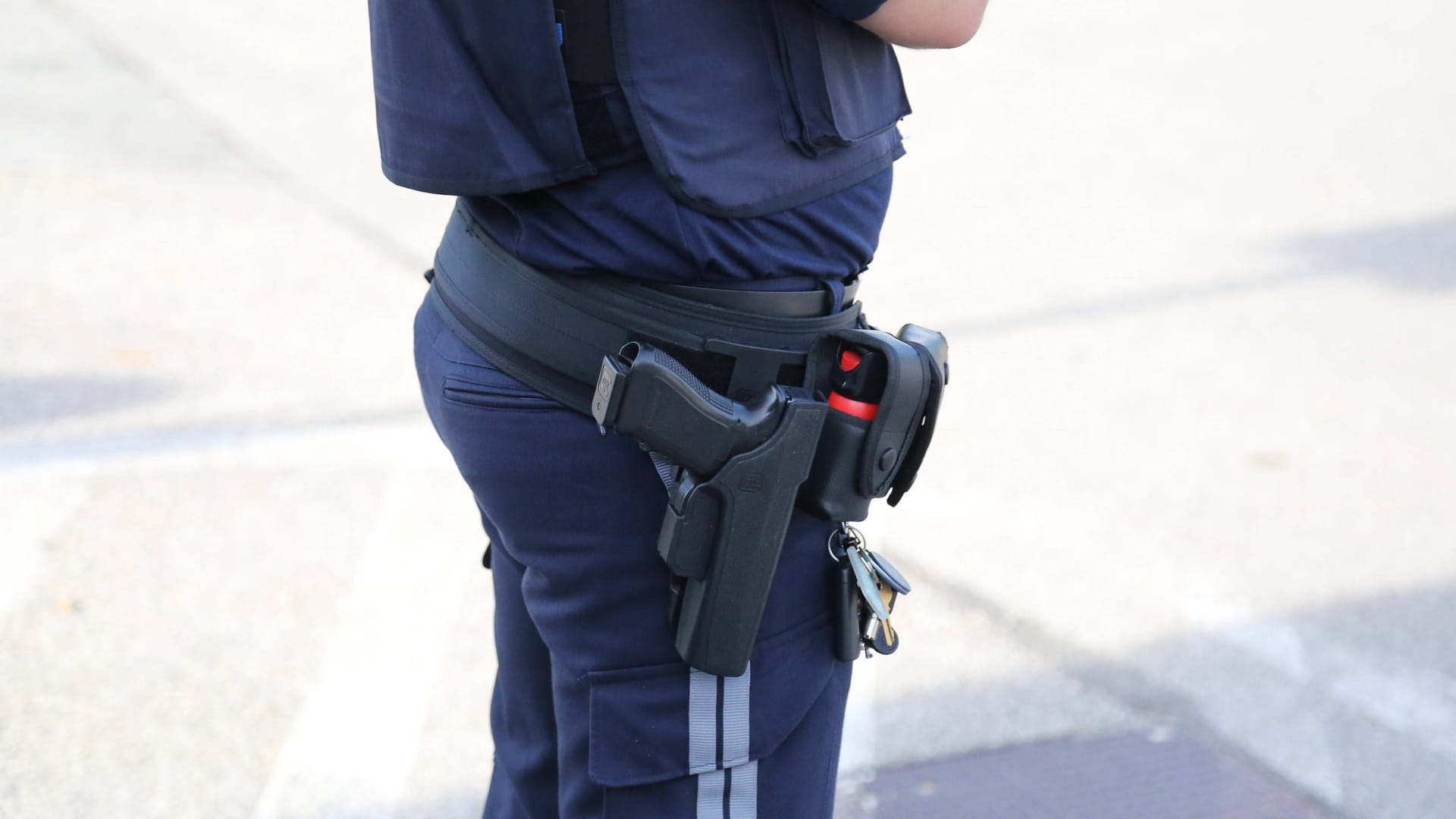 Österreichischer Beamter (Symbolbild): Die Schüsse fielen während und nach einer wilden Verfolgungsjagd. Österreichischer Beamter (Symbolbild): Die Schüsse fielen während und nach einer wilden Verfolgungsjagd.