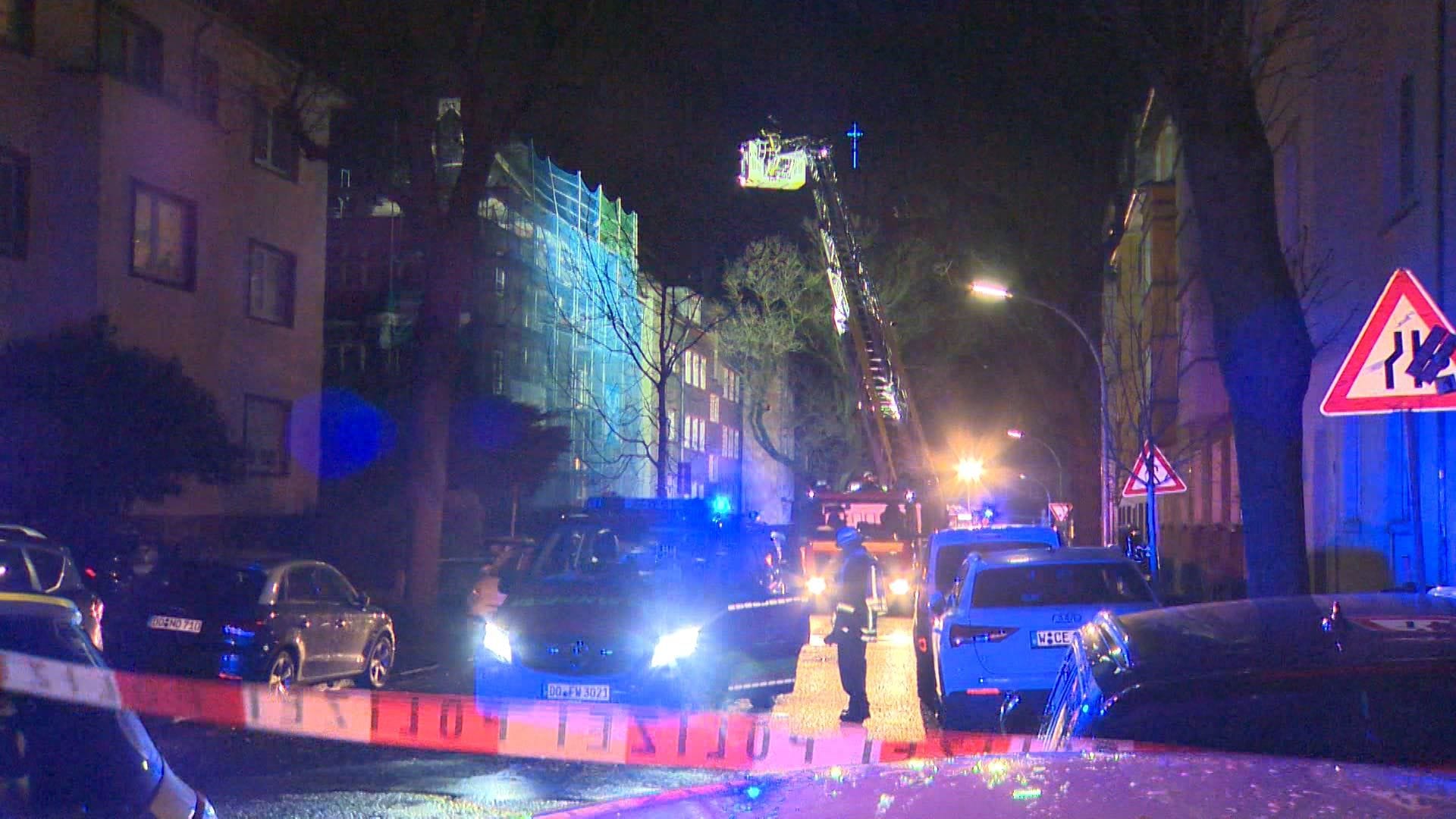 Absperrband auf der Querstraße: Einsatzkräfte der Feuerwehr räumten ein Mehrfamilienhaus in Dortmund. Absperrband auf der Querstraße: Einsatzkräfte der Feuerwehr räumten ein Mehrfamilienhaus in Dortmund.