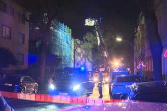 Absperrband auf der Querstraße: Einsatzkräfte der Feuerwehr räumten ein Mehrfamilienhaus in Dortmund.