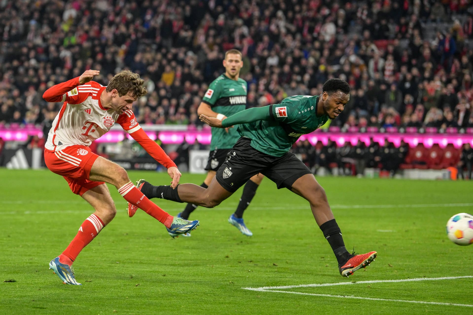 Thomas Müller (bis 83.): Leitete das 1:0 mit seinem Pass aus der Drehung auf Sané ein. Ermöglichte auch Kanes Großchance (39.) mit einem tollen Pass. Traf cool zum vermeintlichen 2:0, stand aber knapp im Abseits (45.). In Hälfte zwei tauchte er dann etwas ab. Note 2