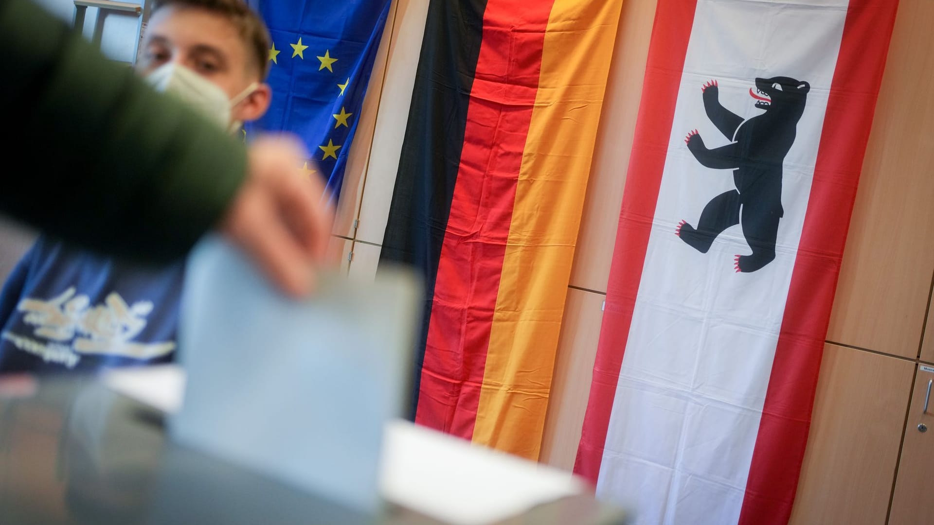 Eine Wählerin (Archivbild): Das Bundesverfassungsgericht will am Dienstag (10 Uhr) verkünden, ob und in welchem Umfang die Bundestagswahl 2021 in Berlin wiederholt werden muss. Eine Wählerin (Archivbild): Das Bundesverfassungsgericht will am Dienstag (10 Uhr) verkünden, ob und in welchem Umfang die Bundestagswahl 2021 in Berlin wiederholt werden muss.