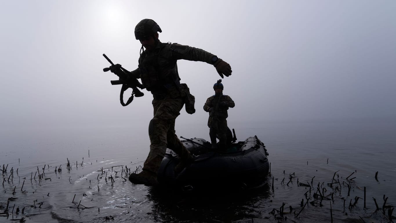 Ein ukrainischer Soldat springt am Ufer des Dnipro-Flusses an der Frontlinie nahe Cherson aus dem Boot. (Archivbild)